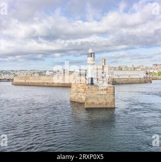 Leuchtturm am Pier am Eingang zum Hafen in Penzance, Cornwall, England. Stockfoto