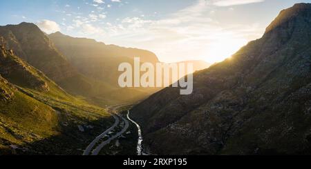 Drohnen-Blick auf du Toitskloof Pass bei Sonnenuntergang, Paarl, Westkap, Südafrika Stockfoto