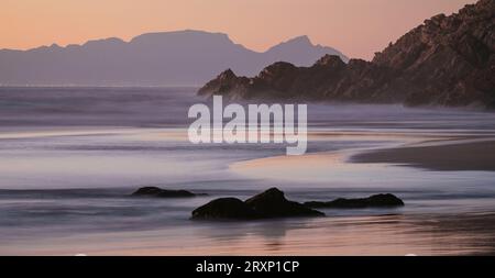 Abenddämmerung am Kogel Bay Beach, Kapstadt, Westkap, Südafrika Stockfoto