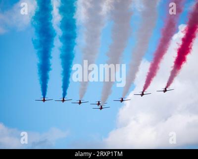 Das Kunstflugteam mit roten Pfeilen zeigt farbige Rauchpfade beim Grand Prix Silverstone von British Stockfoto