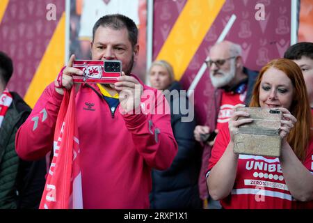 Bradford, Großbritannien. September 2023 26. Middlesbrough-Fans warten auf die Ankunft des Carabao Cup-Spiels Bradford City vs Middlesbrough am 26. September 2023 im University of Bradford Stadium, Bradford, Großbritannien (Foto: Steve Flynn/News Images) in Bradford, Großbritannien am 26. September 2023. (Foto von Steve Flynn/News Images/SIPA USA) Credit: SIPA USA/Alamy Live News Stockfoto