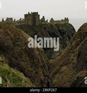Dramatische Ruinen von Dunnottar Castle auf zerklüfteten Klippen mit Blick auf die Nordsee Stockfoto