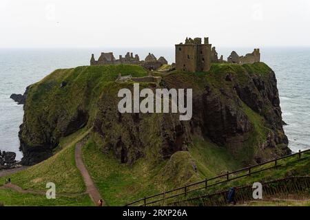 Die Ruinen von Dunnottar Castle thronten dramatisch auf einer Felsspitze mit Blick auf die Nordseeküste Stockfoto