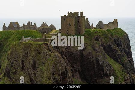 Dramatische Ruinen von Dunnottar Castle auf Klippen mit Blick auf die Nordseeküste Stockfoto