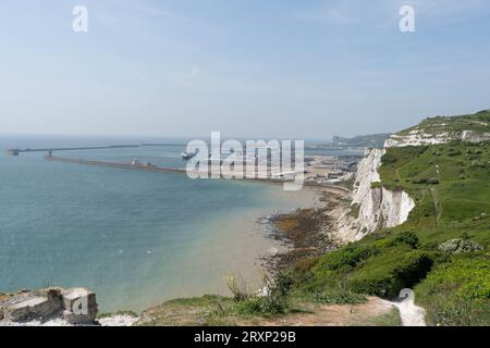 Blick auf den Hafen von Dover und die weißen Klippen von der Klippe in Kent Stockfoto