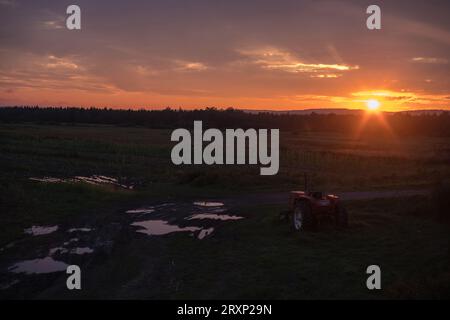Sonnenuntergang nach einem Sturm über einem Feld in der Nähe von Sussex New Brunswixck Stockfoto