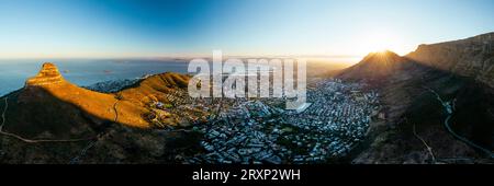 Blick auf die Küstenstadt bei Sonnenaufgang, Kapstadt, Westkap, Südafrika Stockfoto