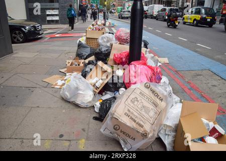 London, Großbritannien. 26. September 2023. Wachsende Müllhaufen säumen die Straßen im Londoner Stadtteil Tower Hamlets, während Müllsammler ihren Streik fortsetzen. Quelle: Vuk Valcic/Alamy Live News Stockfoto