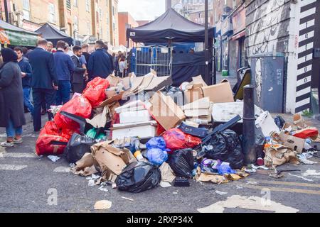 London, Großbritannien. 26. September 2023. Wachsende Müllhaufen säumen die Straßen im Londoner Stadtteil Tower Hamlets, während Müllsammler ihren Streik fortsetzen. Quelle: Vuk Valcic/Alamy Live News Stockfoto