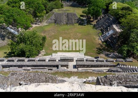 Blick auf Pyramiden auf den Plätzen A1 und A2 von der Spitze von El Castillo, Struktur 6, im archäologischen Reservat Xunantunich in Belize. Stockfoto