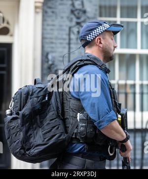 Tree London, Großbritannien. September 2023 26. Trotz Berichten, dass viele „autorisierte Feuerwaffenoffiziere“ (AFO) ihre Feuerwaffenzertifikate aufgrund der Anklage ihrer Kollegen durch die CPS übergeben haben, bleibt die Downing Street patrouilliert und wird von bewaffneten Polizeibeamten der Metropolitpolizei, Credit: Ian Davidson/Alamy Live News, geschützt Stockfoto