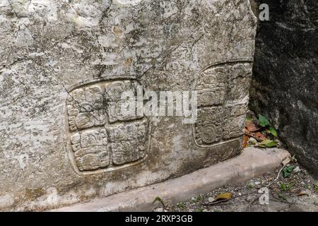 Panel 3 bei Struktur A9 in den Maya-Ruinen im archäologischen Reservat Xunantunich in Belize. Diese Tafel war ursprünglich von einer Hieroglyphentreppe Stockfoto