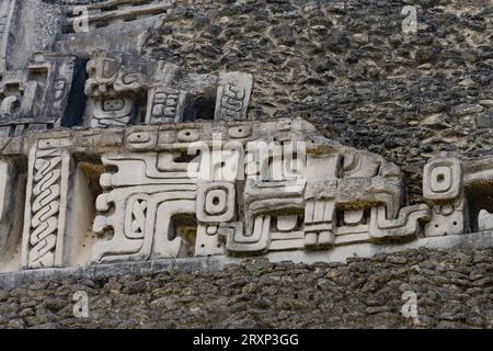 Detail des Westfrieses auf El Castillo oder Struktur A-6 in den Maya-Ruinen des archäologischen Reservats Xunantunich in Belize. Stockfoto