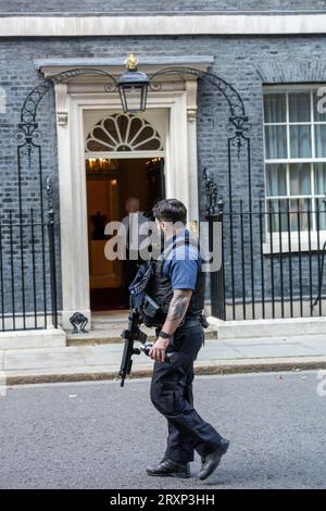 Tree London, Großbritannien. September 2023 26. Trotz Berichten, dass viele „autorisierte Feuerwaffenoffiziere“ (AFO) ihre Feuerwaffenzertifikate aufgrund der Anklage ihrer Kollegen durch die CPS übergeben haben, bleibt die Downing Street patrouilliert und wird von bewaffneten Polizeibeamten der Metropolitpolizei, Credit: Ian Davidson/Alamy Live News, geschützt Stockfoto