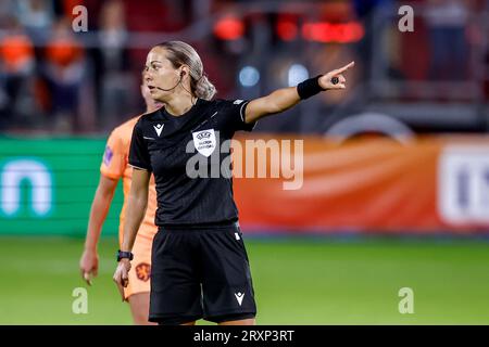 Utrecht, Niederlande. September 2023 26. UTRECHT, NIEDERLANDE - SEPTEMBER 26: Schiedsrichterin Ivana Martincic reagiert beim Spiel der UEFA Nations League A in der Gruppe 1 zwischen den Niederlanden und England im Stadion Galgenwaard am 26. September 2023 in Utrecht, Niederlande. (Foto von Andre Weening/Orange Pictures) Kredit: Orange Pics BV/Alamy Live News Stockfoto