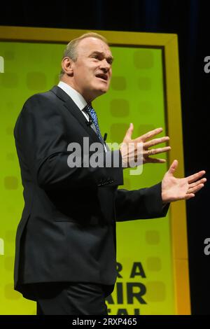 Bournemouth, Großbritannien. September 2023 26. Parteichef Sir Ed Davey hält seine Keynote zur Abschlusskonferenz, fotografiert während der Herbstkonferenz der Liberal Democrat im Bournemouth International Centre in Bournemouth, Großbritannien Bild von Julie Edwards Credit: JEP Celebrity Photos/Alamy Live News Stockfoto