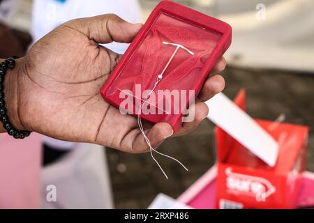 Eine Nahaufnahme einer Hand, die die korrekte Platzierung eines intrauterinen Kontrazeptivums (IUD) in der Gebärmutter während der nationalen Feierlichkeiten des Welttags der Empfängnisverhütung demonstriert. Nach Daten aus dem Kenya Demographic and Health Survey (KDHS) hat Kenia erhebliche Fortschritte bei der Förderung des Zugangs zur Familienplanung und der Erhöhung der Prävalenzrate moderner Kontrazeptiva von 53 % im Jahr 2014 auf 57 % im Jahr 2022 erzielt. da der ungedeckte Bedarf an Familienplanung leicht von 18 % auf 14 % gesunken ist, ist die Schwangerschaft im Teenageralter von 18 % auf 15 % gesunken. Stockfoto