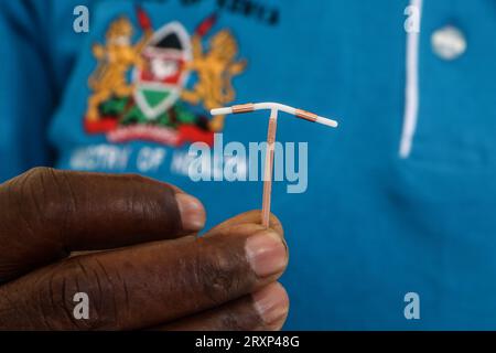 Nakuru, Kenia. September 2023 26. Nahaufnahme einer Hand, die ein intrauterines Kontrazeptivum (IUCD) in der Gebärmutter während der nationalen Feierlichkeiten des Weltverhütungstages hält. Nach Daten aus dem Kenya Demographic and Health Survey (KDHS) hat Kenia erhebliche Fortschritte bei der Förderung des Zugangs zur Familienplanung und der Erhöhung der Prävalenzrate moderner Kontrazeptiva von 53 % im Jahr 2014 auf 57 % im Jahr 2022 erzielt. da der ungedeckte Bedarf an Familienplanung leicht von 18 % auf 14 % gesunken ist, ist die Schwangerschaft im Teenageralter von 18 % auf 15 % gesunken. Quelle: SOPA Images Limited/Alamy Live News Stockfoto