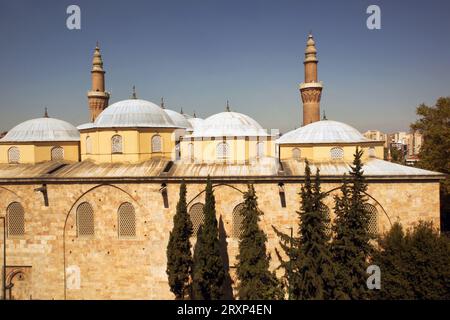 Die große Moschee mit ihren zwei Minaretten der Stadt Bursa in der Türkei. Bestellt von Sultan Bayezid I., erbaut 1396–1399 vom Architekten Ali Neccar Stockfoto