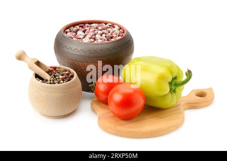 Bohnen im Topf und Gemüse isoliert auf weiß Stockfoto