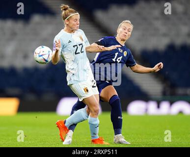 Laura Deloose (links) und Rachel McLauchlan (Schottland) kämpfen beim UEFA Women's Nations League-Spiel der Gruppe A1 im Hampden Park in Glasgow um den Ball. Bilddatum: Dienstag, 26. September 2023. Stockfoto