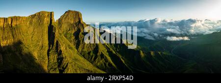 Drohnenansicht des Amphitheaters in den Drakensberg Mountains, KwaZulu-Natal, Südafrika Stockfoto