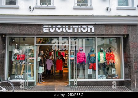 Waterford, Irland – 17. Juli 2023: Evolution Bekleidungsgeschäft in Waterford, Irland Stockfoto