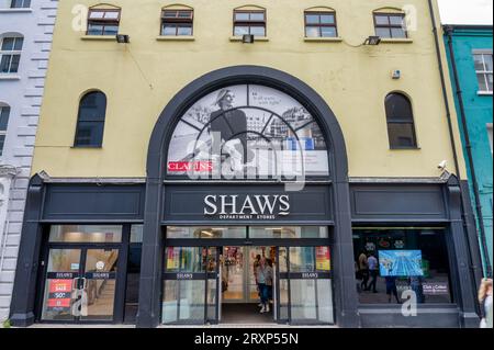 Waterford, Irland – 17. Juli 2023: Front of Shaws Department Store in Waterford Ireland Stockfoto