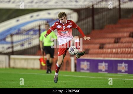 Barnsley, Großbritannien. September 2023 26. Hayden Packard #46 von Barnsley kontrolliert den Ball während des EFL Trophy Matches Barnsley vs Manchester City U21 in Oakwell, Barnsley, Großbritannien, 26. September 2023 (Foto: Mark Cosgrove/News Images) Credit: News Images LTD/Alamy Live News Stockfoto