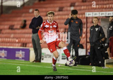 Barnsley, Großbritannien. September 2023 26. Hayden Packard #46 von Barnsley kontrolliert den Ball während des EFL Trophy Matches Barnsley vs Manchester City U21 in Oakwell, Barnsley, Großbritannien, 26. September 2023 (Foto: Mark Cosgrove/News Images) Credit: News Images LTD/Alamy Live News Stockfoto