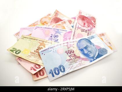 Türkische Banknoten - Türkische Lira - Münzen und Banknoten in lokaler Währung mit Bild von Atatürk in der Republik Türkei Stockfoto