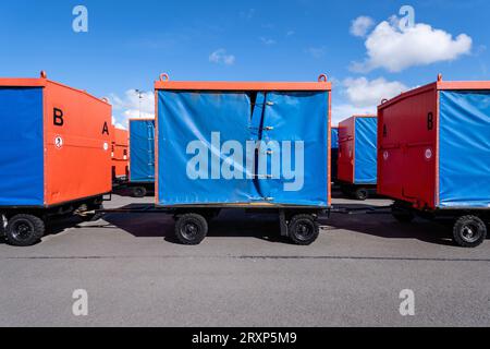 Gepäckwagen für den Inselverkehr am Seeterminal Stockfoto