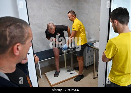 Nicht exklusiv: LVIV, UKRAINE - 26. SEPTEMBER 2023 - Ein Spezialist hilft beim Einbau einer Beinprothese im ungebrochenen Nationalen Rehabilitationszentrum, Lviv, West Stockfoto