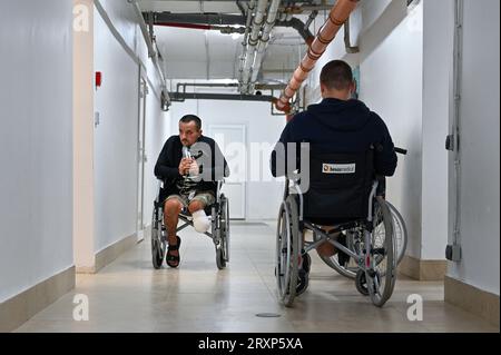 Nicht exklusiv: LEMBERG, UKRAINE - 26. SEPTEMBER 2023 - Patienten bewegen sich im Rollstuhl im ungebrochenen Nationalen Rehabilitationszentrum, Lemberg, West Stockfoto