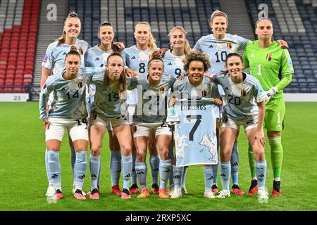 Glasgow, Großbritannien. September 2023 26. Belgiens Spieler mit Tine de Caigny, Laura de Neve, Feli Delacauw, Tessa Wullaert, Justine Vanhaevermaet, Nicky Evrard, Jassina Blom, Sari Kees, Laura Deloose, Kassandra Missipo und Marie Detruyer posieren für ein Teamphoto mit einem Trikot von Hannah Eurlings vor einem Spiel zwischen Schottland und Belgiens nationalem Frauenteam The Red Flames, Spiel 2/6 beim UEFA Women's Nations League-Wettbewerb 2023-24, am 26. September 2023 in Glasgow, Schottland. BELGA FOTO DAVID CATRY Credit: Belga News Agency/Alamy Live News Stockfoto