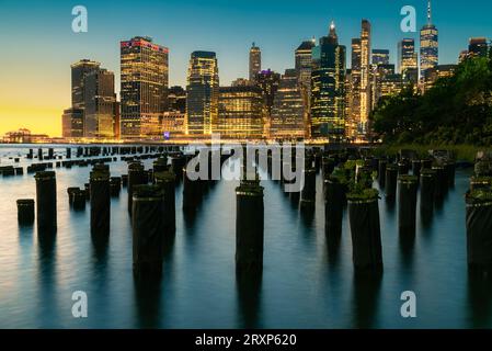 Panorama-Stadtbild über Lower Manhattans Wolkenkratzer. Das Foto vom brooklyn Bridge Park. Fantastische blaue Stunde Aussicht und der Sonnenuntergang auf dem linken Flügel Stockfoto