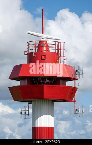 Leuchtturm und Radarturm Wybelsum in Ostfriesland Stockfoto