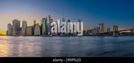 Panorama-Stadtbild über Lower Manhattans Wolkenkratzer. Das Foto vom brooklyn Bridge Park. Fantastische blaue Stunde Aussicht und der Sonnenuntergang auf dem linken Flügel Stockfoto