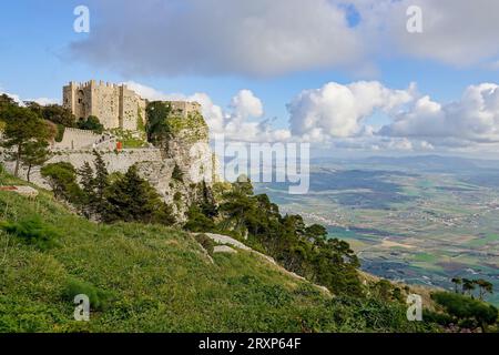 Die Landschaft mit Castello di Venere in Erice, Sizilien, Italien und felsigen Berg Monte Erice bei Sonnenuntergang Stockfoto