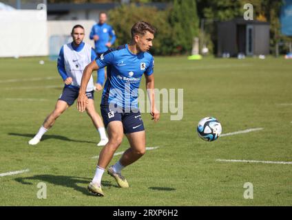 München, Deutschland 26. September 2023: Fussball, Herren, 3.Liga, Saison 2023/2024, TSV 1860 München, Ausbildung, Grünwalder Straße 114 Julian Guttau (TSV 1860 München) am Ball, Einzelaktion, Freisteller, Ganzkörperaufnahme Stockfoto