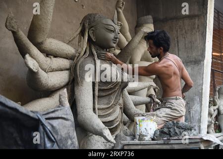 Howrah, Indien. September 2023 26. Lehmidol der Hindu-Göttin Durga in Vorbereitung vor der jährlichen mehrtägigen Durga puja, die von Freitag, 20. Oktober, bis Dienstag, 24. Oktober 2023 geplant ist. Die Göttin Durga wird in der hinduistischen Mythologie mit Schutz, Kraft, Mutterschaft, Zerstörung und Kriegen in Verbindung gebracht. Am 26. September 2023 in Howrah City, Indien. (Bild: © Biswarup Ganguly/Okularhals über ZUMA Press Wire) NUR REDAKTIONELLE VERWENDUNG! Nicht für kommerzielle ZWECKE! Stockfoto