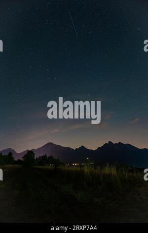 Sternenhimmel über die Berge Stockfoto