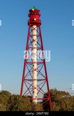 Campen Leuchtturm in Ostfriesland, Deutschland. Mit einer Höhe von 213 Fuß (65 m) ist er der höchste Leuchtturm Deutschlands. Stockfoto