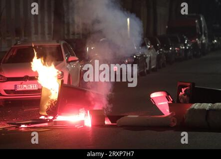 Leipzig, Deutschland. September 2023 26. Müll brennt während einer linken Protestaktion. Die Proteste richten sich gegen die Räumung eines besetzten Hauses. Quelle: Sebastian Willnow/dpa/Alamy Live News Stockfoto