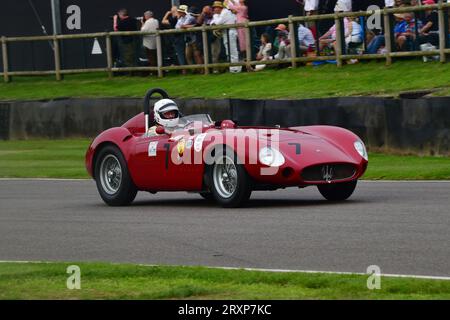 Conrad Ulrich, Maserati 300S, Sussex Trophy, 25 Minuten Rennen mit einem einzigen Fahrer für Autos, die zwischen 1955 und 1960 in den Kategorien gefahren sind Stockfoto