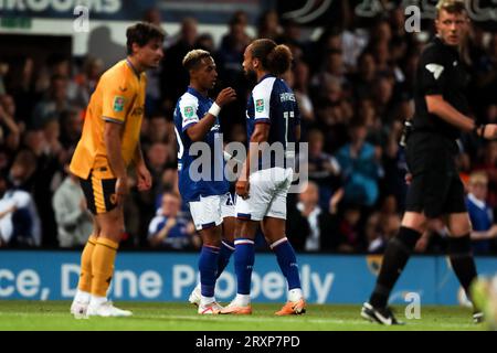 Ipswich, Großbritannien. September 2023 26. Omari Hutchinson von Ipswich Town feiert sein erstes Tor mit dem Marcus Harness von Ipswich Town während des Ipswich Town FC gegen Wolverhampton Wanderers FC Carabao Cup, Runde 3 in Portman Road, Ipswich, Großbritannien am 26. September 2023. Credit: Every Second Media/Alamy Live News Stockfoto