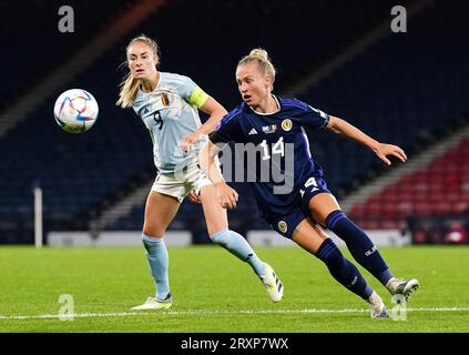 Die Belgierin Tessa Wullaert (links) und die schottische Rachel McLauchlan kämpfen beim UEFA Women's Nations League-Spiel der Gruppe A1 im Hampden Park in Glasgow um den Ball. Bilddatum: Dienstag, 26. September 2023. Stockfoto