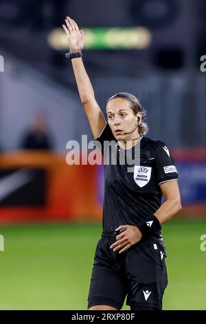 Utrecht, Niederlande. September 2023 26. UTRECHT, NIEDERLANDE - SEPTEMBER 26: Schiedsrichterin Ivana Martincic reagiert beim Spiel der UEFA Nations League A in der Gruppe 1 zwischen den Niederlanden und England im Stadion Galgenwaard am 26. September 2023 in Utrecht, Niederlande. (Foto von Andre Weening/Orange Pictures) Kredit: Orange Pics BV/Alamy Live News Stockfoto