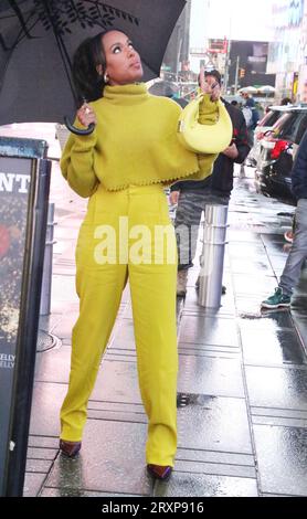 New York, New York, USA. September 2023 26. Kerry Washington wurde am 26. September 2023 auf dem Times Square bei einem Fotoshooting für ihre neuen Memoiren 20/20 gesehen. Credit: RW/Media Punch/Alamy Live News Stockfoto