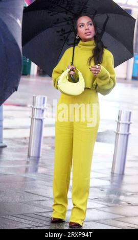 New York, New York, USA. September 2023 26. Kerry Washington wurde am 26. September 2023 auf dem Times Square bei einem Fotoshooting für ihre neuen Memoiren 20/20 gesehen. Credit: RW/Media Punch/Alamy Live News Stockfoto